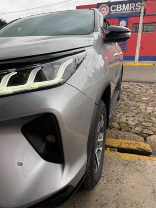 TOYOTA HILUX SW4 2.8 D-4D TURBO DIESEL DIAMOND 7L 4X4 AUTOMÁTICO TOYOTA HILUX SW4 2.8 D-4D TURBO DIESEL DIAMOND 7L 4X4 AUTOMÁTICO
